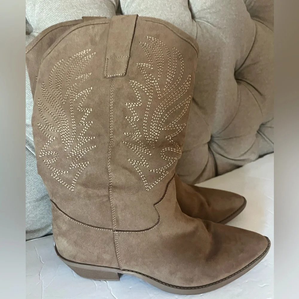 Style & Co. Woman’s Tan Western Boots, Good Condition, Size 9 - Picture 4 of 6